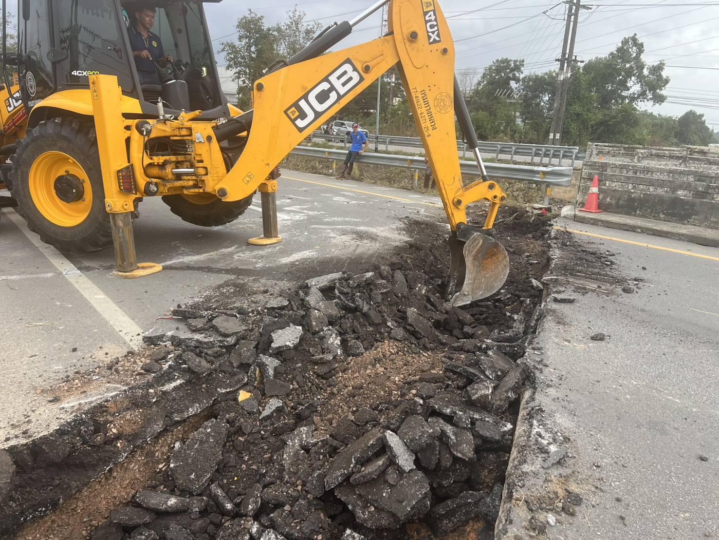 กรมทางหลวงเดินหน้าเต็มกำลัง! ติดตั้งสะพานชั่วคราว 3 จุด เปิดการจราจรเส้นทางภาคใต้สำเร็จ ระดมพล/เครื่องจักร 63 คัน เร่งฟื้นฟูเ