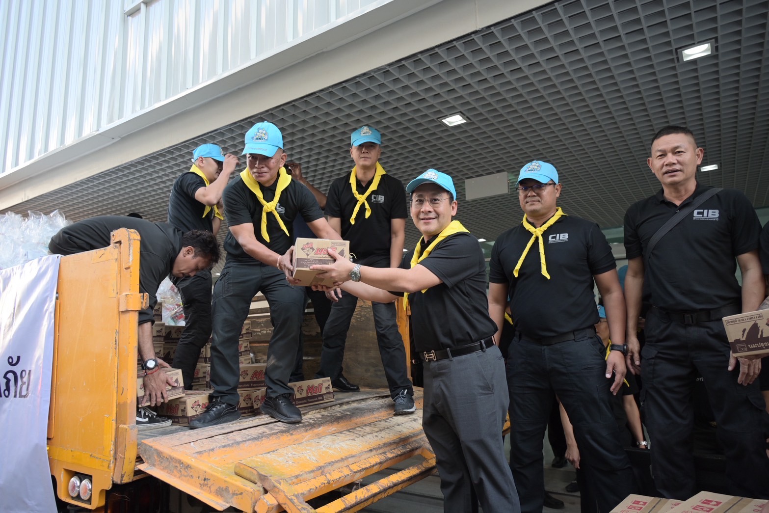 กรมทางหลวงทั่วประเทศผนึกกำลังเต็มอัตรา! อธิบดีฯ ปล่อย "คาราวาน 10,000 ถุงยังชีพ" และเครื่องจักรหนัก ลุยช่วยน้ำท่วมหาดใหญ่ ควบ